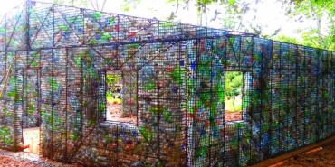 Construyen la primera aldea con botellas de plástico
