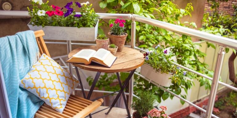 Ideas creativas y consejos para decorar terrazas y balcones